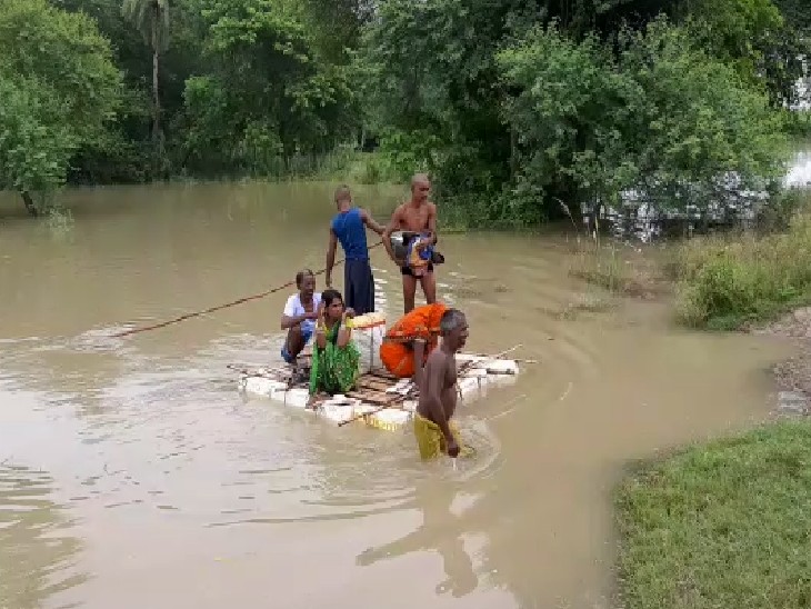 10 गांव को बाढ़ के पानी ने चारों ओर से घेर लिया। - Dainik Bhaskar