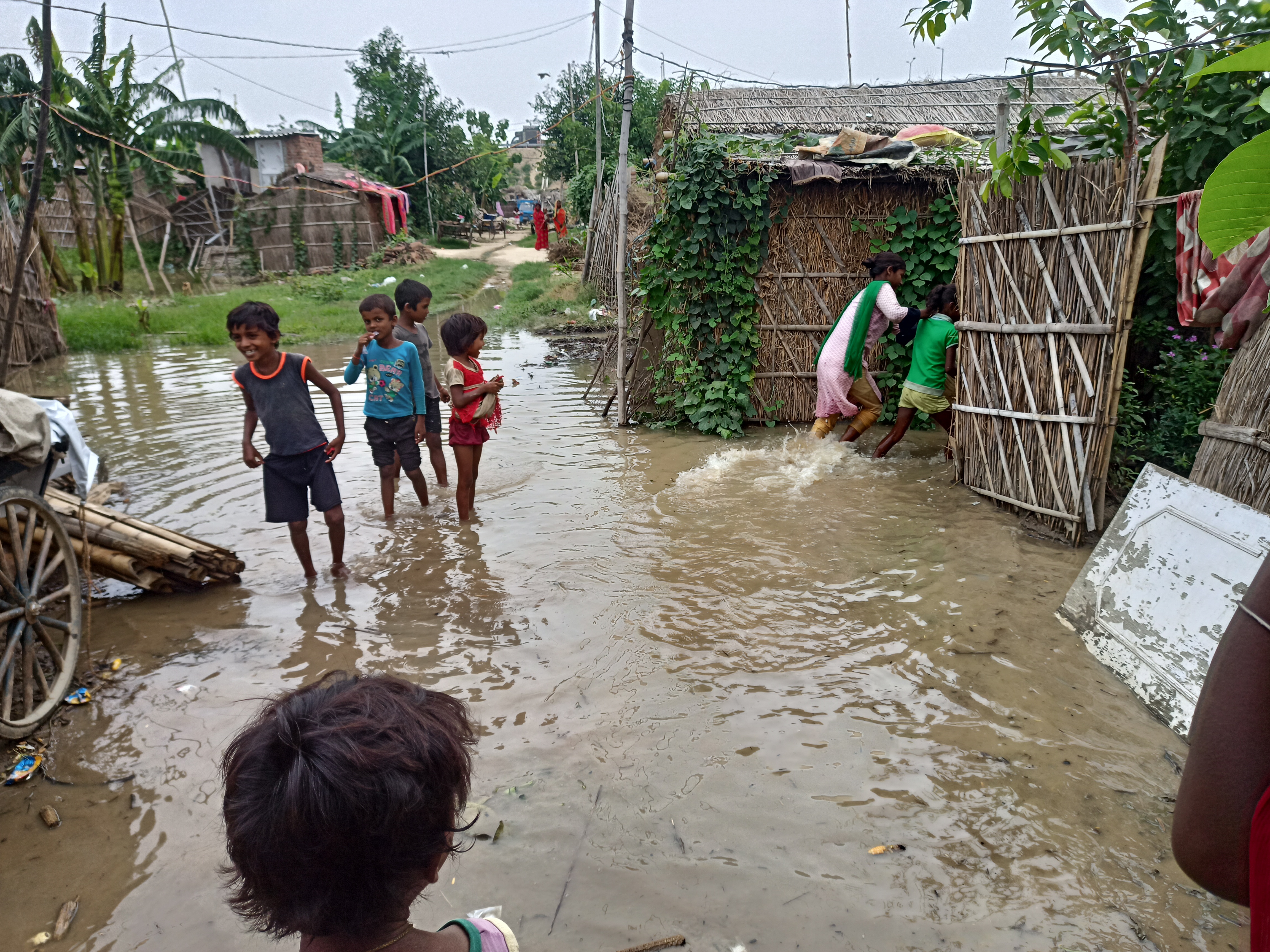 गंदे पानी में चलने को मजबूर हो रहे बच्चे।