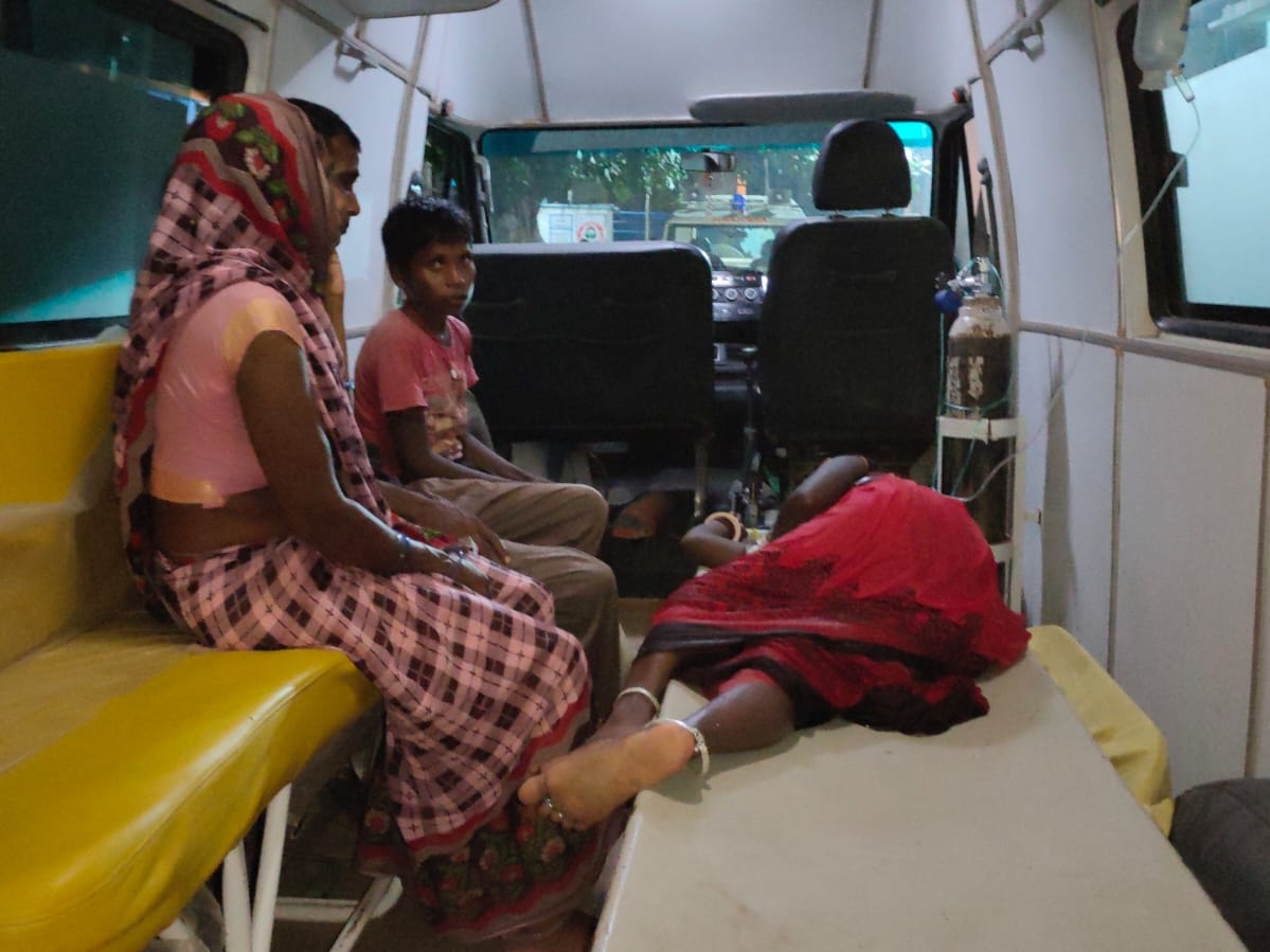 महिला की स्थिति गंभीर बनी हुई है।