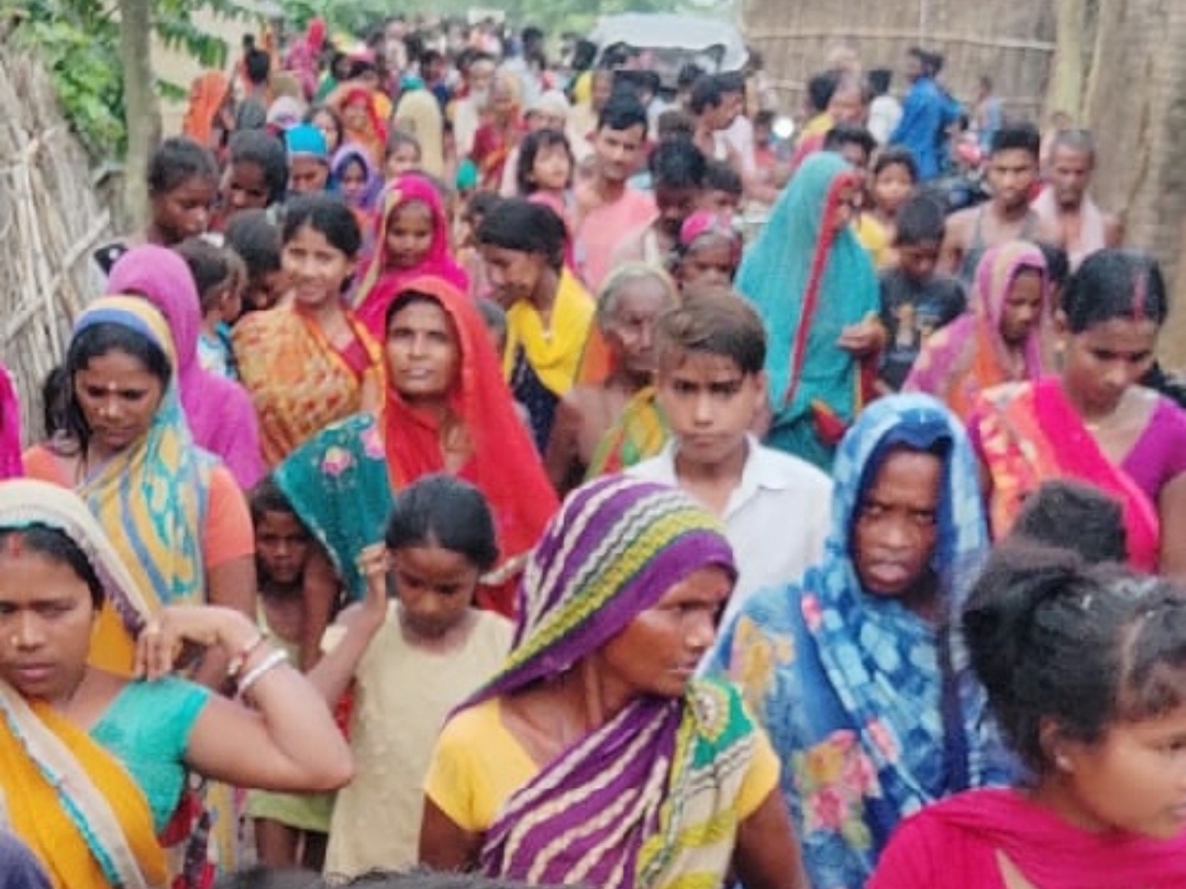 घटननास्थल पर लगी लोगों की भीड़।