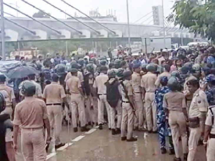 हंगामा करते अभ्यर्थियों को रोकती पुलिस।