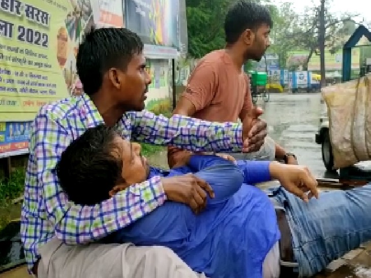 लाठीचार्ज में छात्र नेता दिलीप कुमार समेत कई छात्र चोटिल भी हो गए।