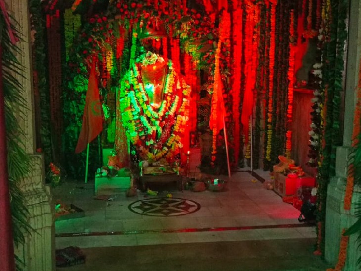 Devotees gathered in the standing Ganesh temple, the clay Ganesh idol