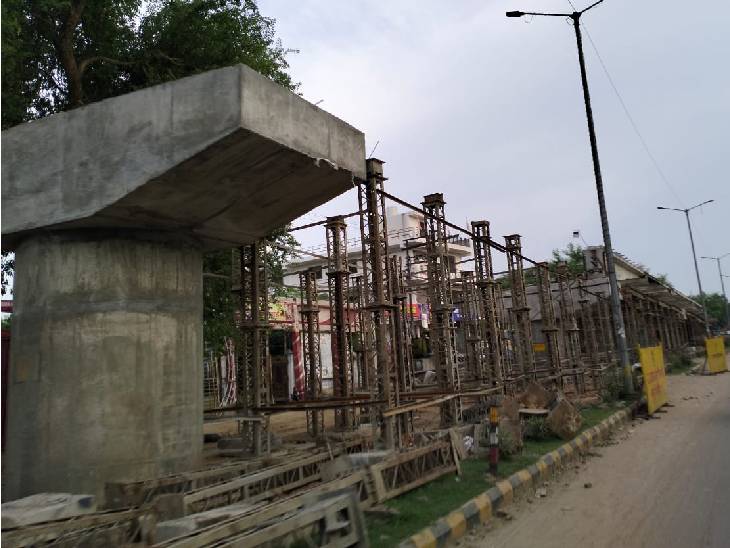 994.43 मीटर लंबे डबल लेन के ओवरब्रिज में 27 पिलर बनने हैं।