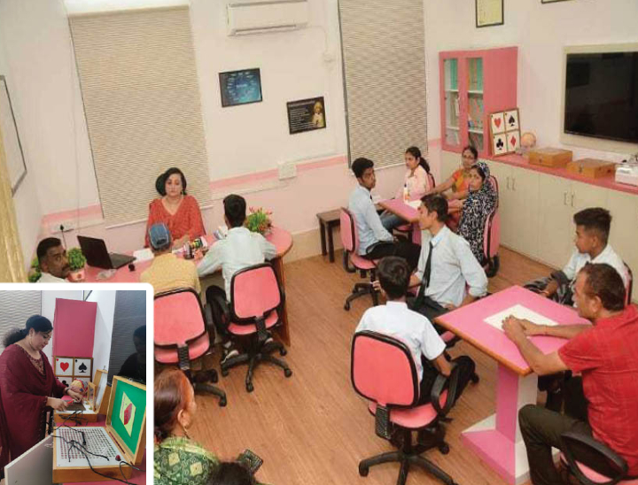 लैब में मौजूद किट में कुछ प्रश्न पत्र और बहुत सारी तकनीकी मैथेड वाली टूल किट मौजूद - Dainik Bhaskar