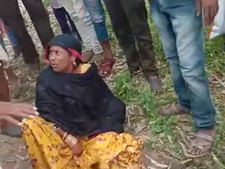 ड्राइवर और इसमें सवार महिला के पकड़े जाने के बाद कुछ लोगों ने दोनों की पिटाई कर दी