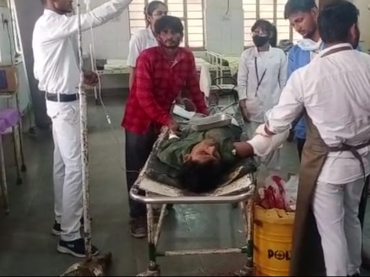 अस्पताल में डॉक्टर व नर्सिंग स्टाफ उपचार करने में लगे हैं।