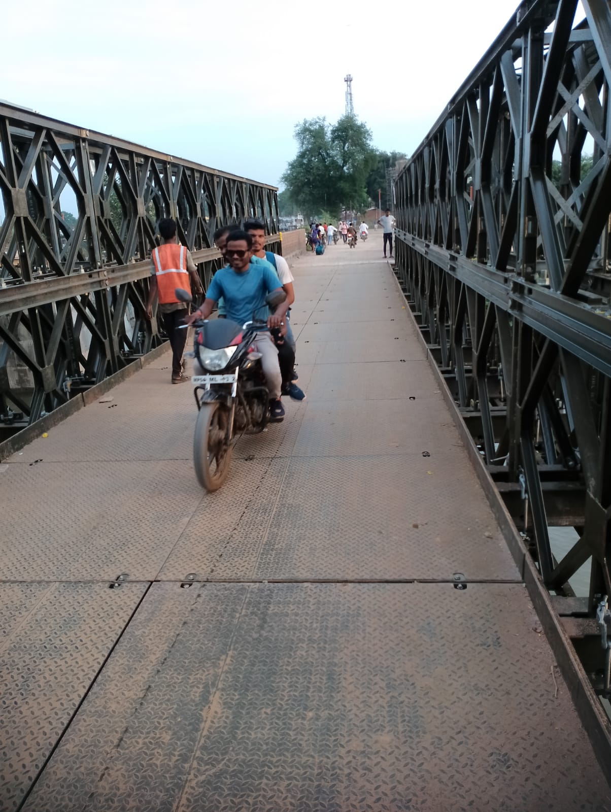 लोकार्पण के बाद पुल से आवागमन शुरू हो गया है।