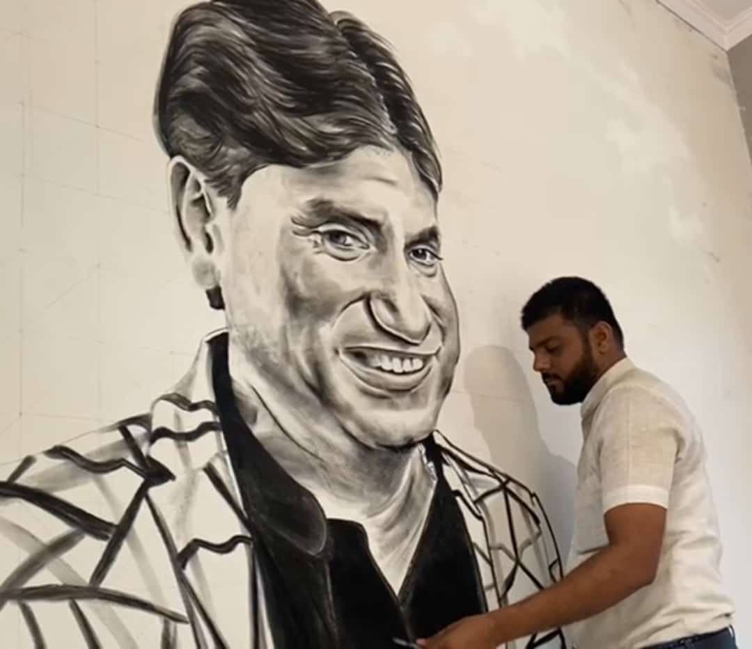 ये फोटो 26 अगस्त को अमरोहा की है। आर्टिस्ट जुहैब खान ने दीवार पर राजू की 8 फिट की तस्वीर बनाकर उनके जल्द स्वस्थ्य होने की कामना की।