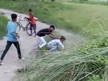 सिमरान की पिटाई करते लड़के।