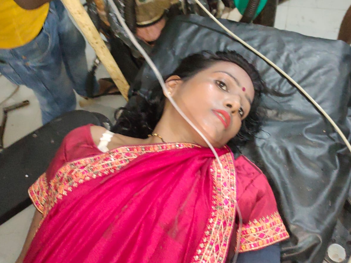 अस्पताल में भर्ती जख्मी महिला।