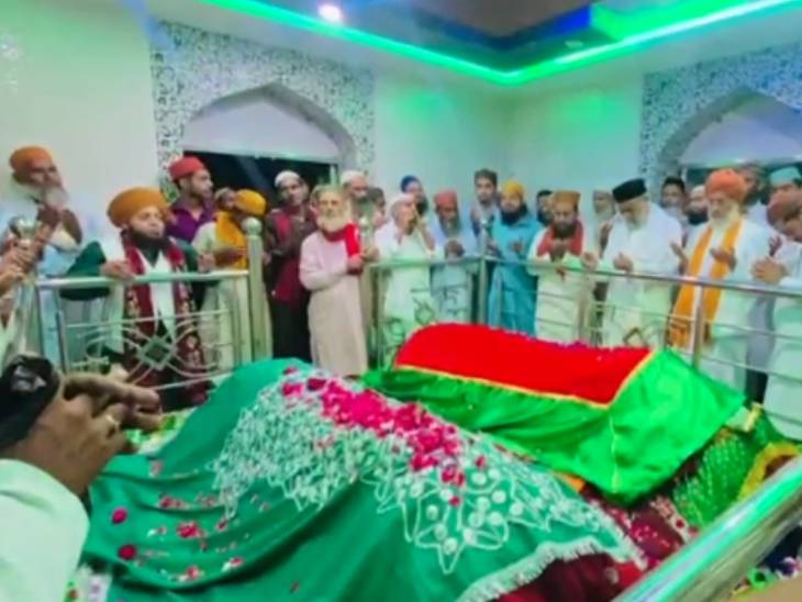 ये तस्वीर रामपुर के बिलासपुर की है। यहां एक मजार के अंदर राजू की सलामती के लिए लोगों ने दुआ पढ़ी। उनके शीघ्र स्वस्थ होने की कामना की।