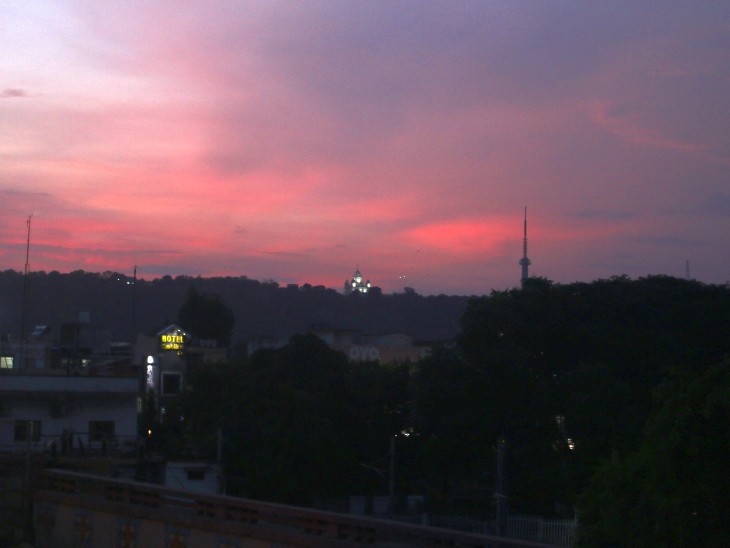 बादलाें की लालिमा में किला - Dainik Bhaskar