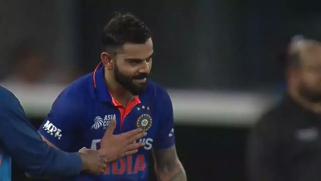 भारत की पारी खत्म होने के बाद सूर्यकुमार यादव की शानदार पारी के लिए उन्हें झुककर सलाम करते विराट।