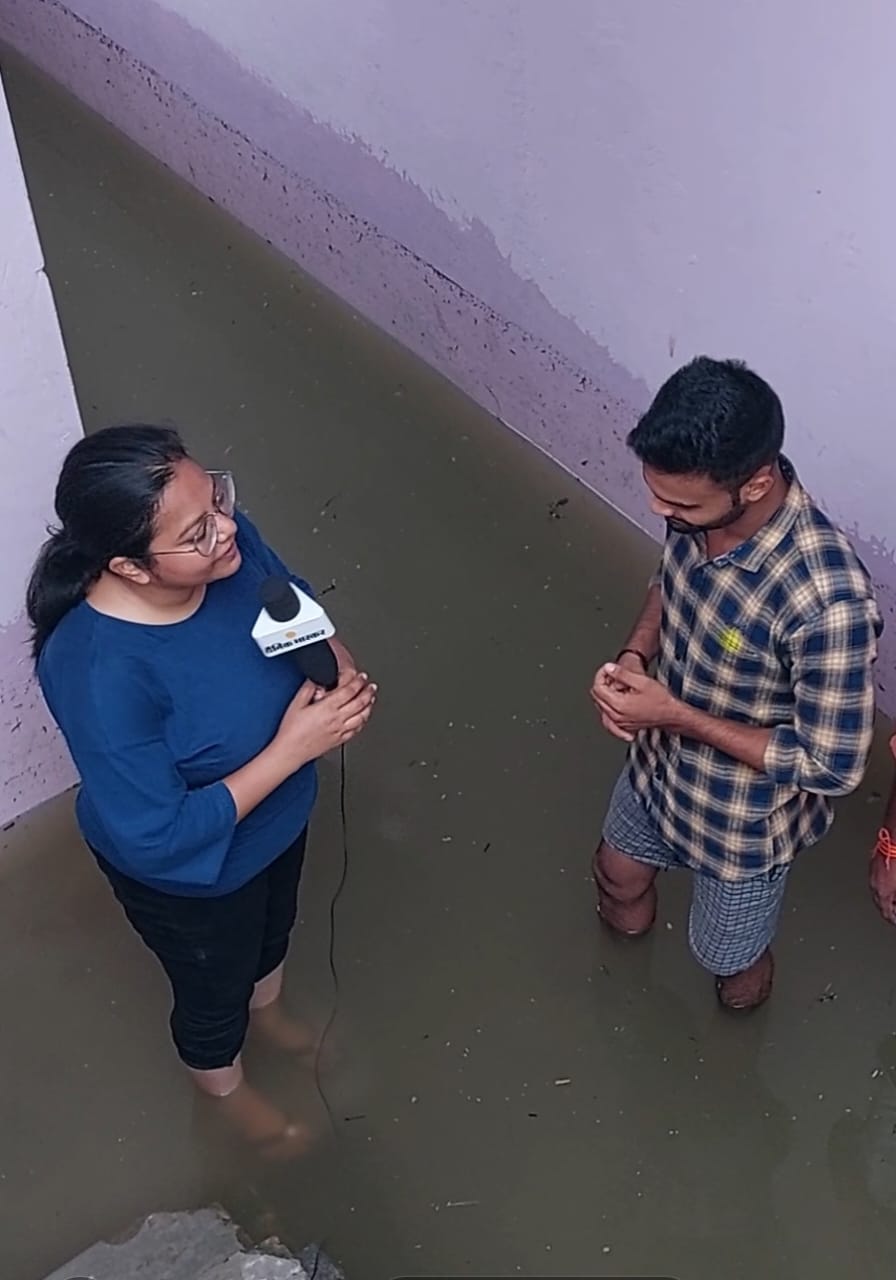 तस्वीर में अंकुर यादव हैं। उनके रूम में बाढ़ का पानी भर गया है। सारा सामन, किताबें भीग गई हैं।