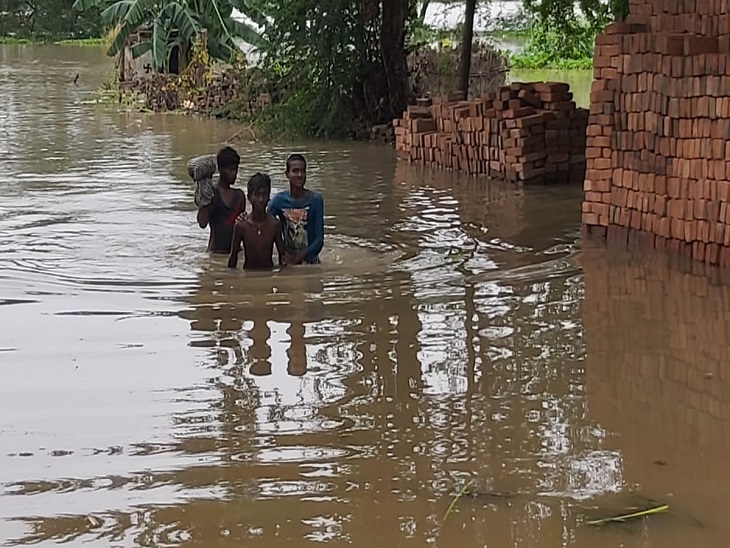 मुंगेर में गंगा से सटे गांवों में बाढ़ जैसी स्थिति।