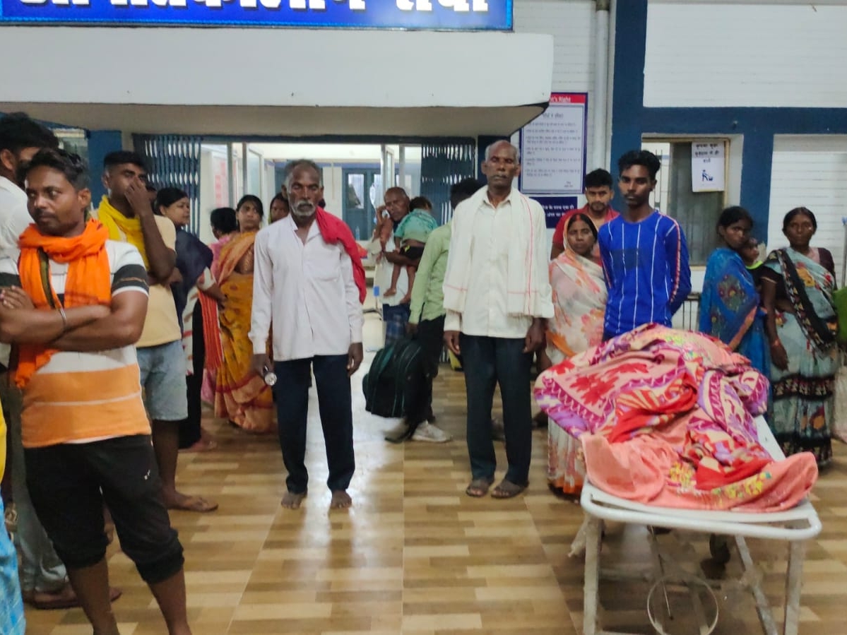 अस्पताल में मौजूद मृतका के परिजन।