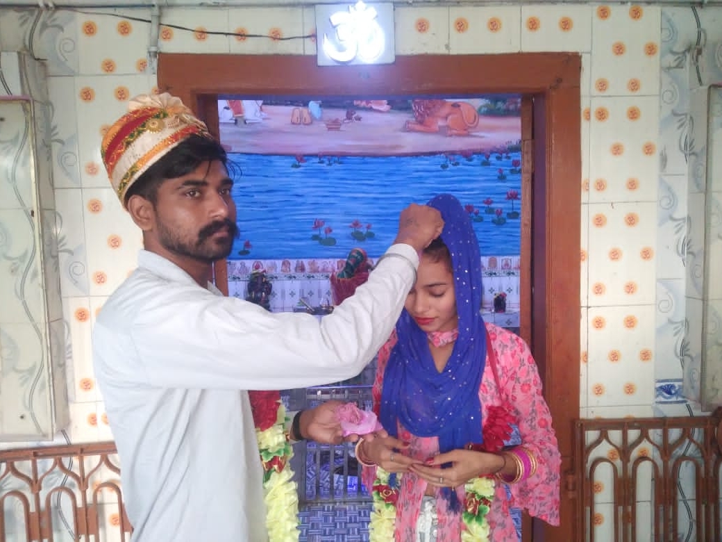 दोनों के धर्म अलग होने के कारण परिवारवाले शादी के खिलाफ थे।