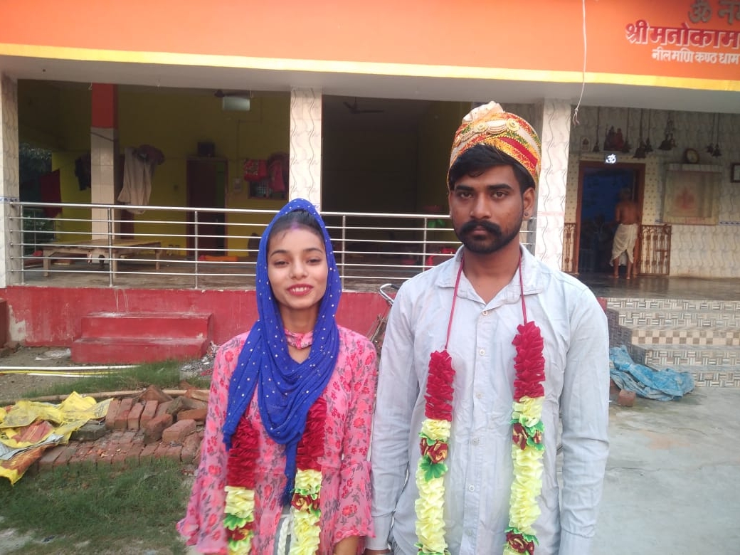 मनोकामना मंदिर में शादी के बाद नाज और कैलाश।