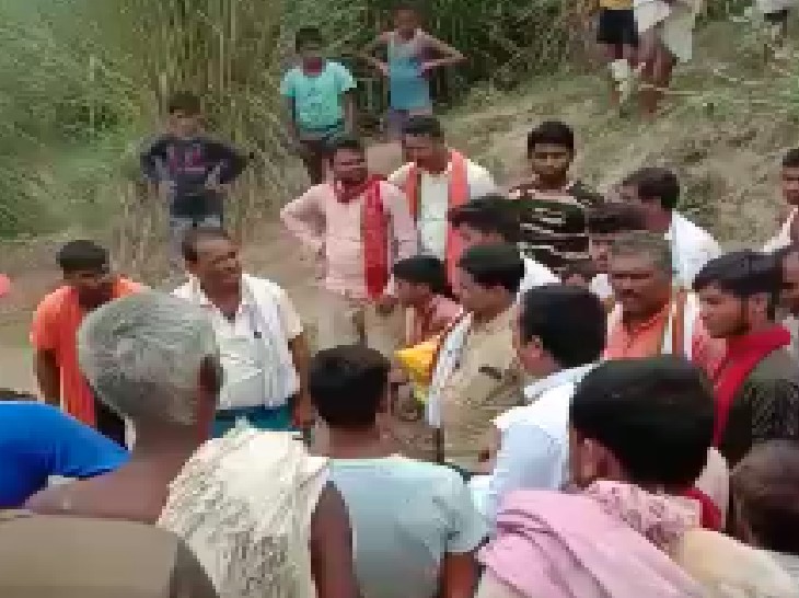 घटना के बाद आस-पास के लोगों की लगी भीड़.।