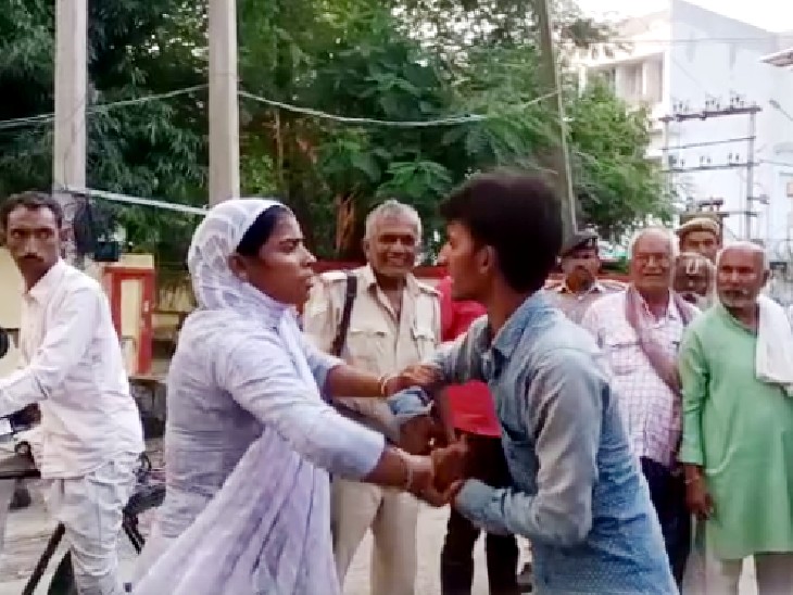 आपस में भिड़ गए पति-पत्नी।