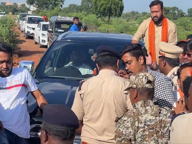 पुलिस से बहस होती रही।