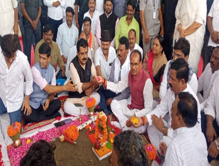 भूमिपूजन के लिए पूजा में बैठे सीएम शिवराज और सांसद ललवानी सहित अन्य नेता।
