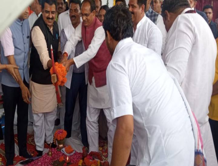 सांसद लालवानी के साथ भूमिपूजन के लिए कुदाल चलाते शिवराज।