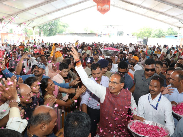 सीएम ने बरसाई गुलाब की पंखुड़ियां