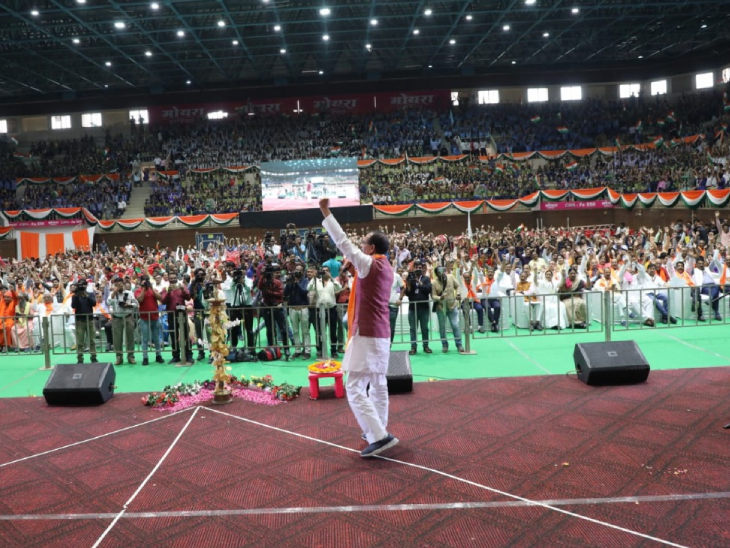 जनता के बीच सीएम का भाषण