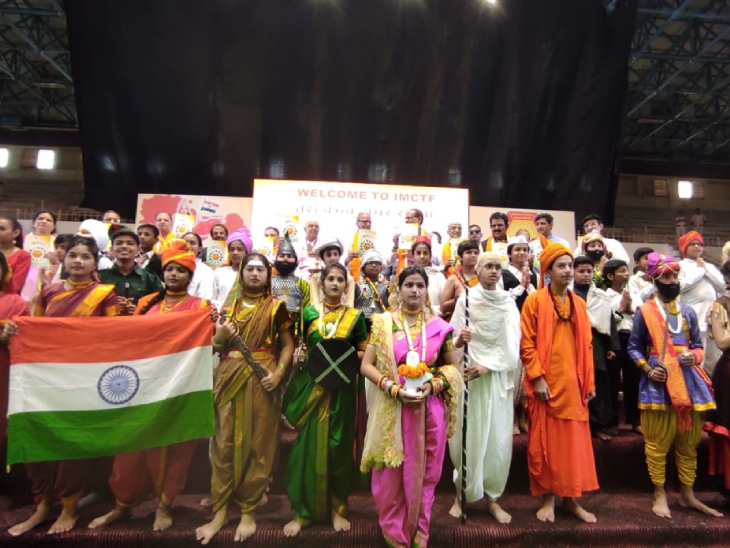 खेल प्रशाल स्थिति प्रोग्राम में प्रस्तुति देने वाले बच्चों के साथ खिंचवाई फोटो