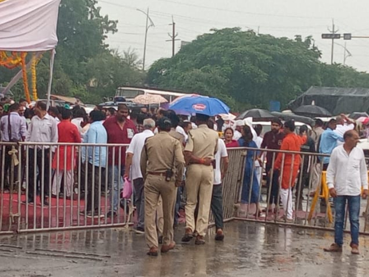 बारिश में भी नहीं रुके सीएम शिवराज