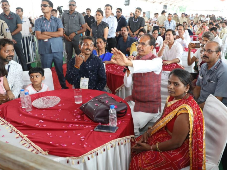 स्ट्रीट वेंडर्स के कार्यक्रम में परिवार के बीच जाकर बैठे सीएम