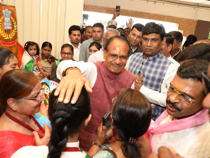 भांजियों को मामा ने दिया आशीर्वाद