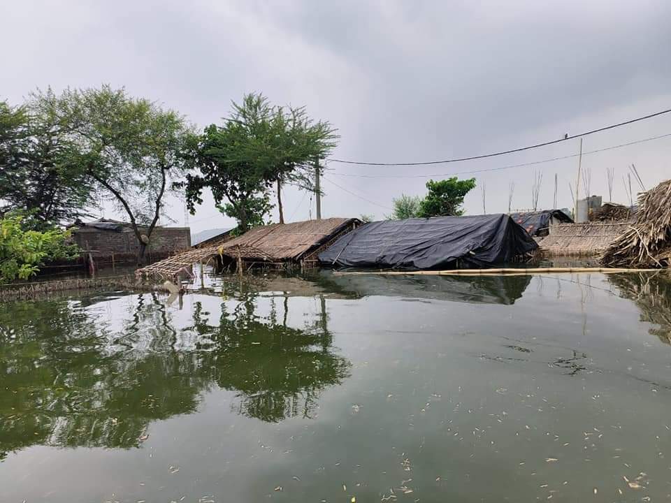 बाढ़ के पानी में कई घर डूब गए।