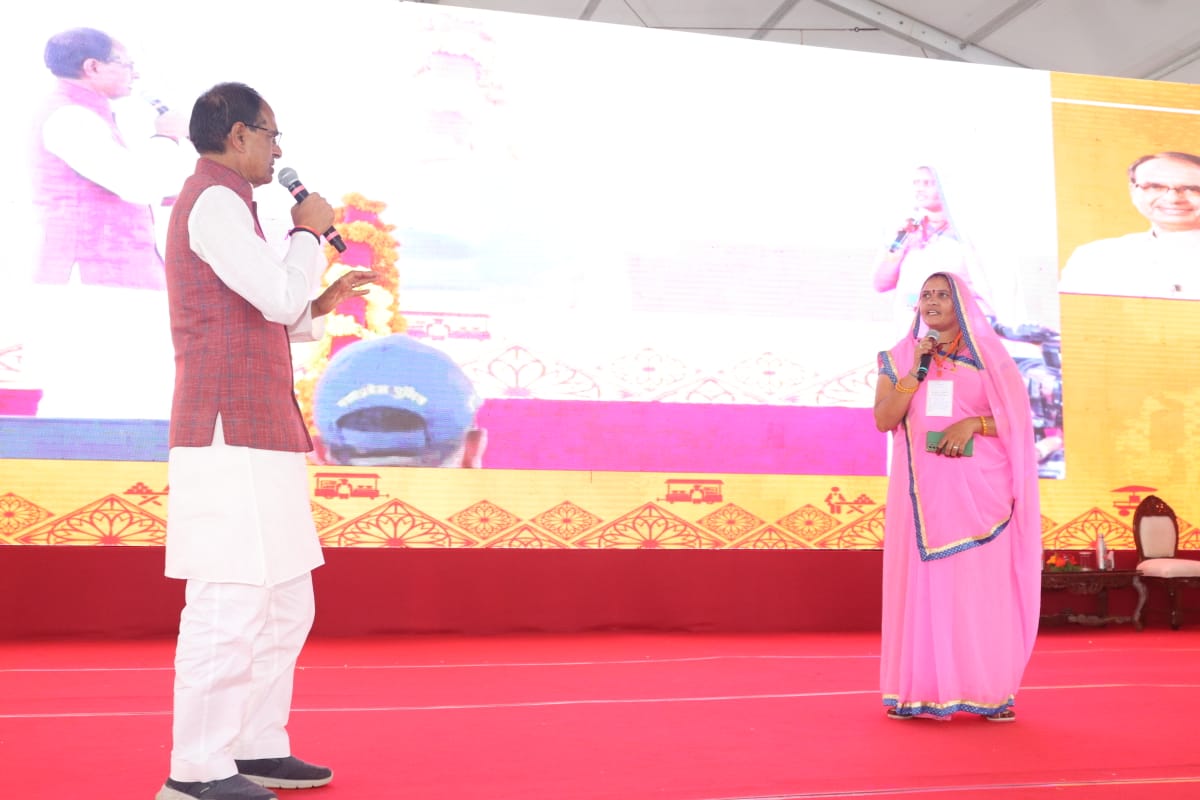 मंच पर की हितग्राही से चर्चा