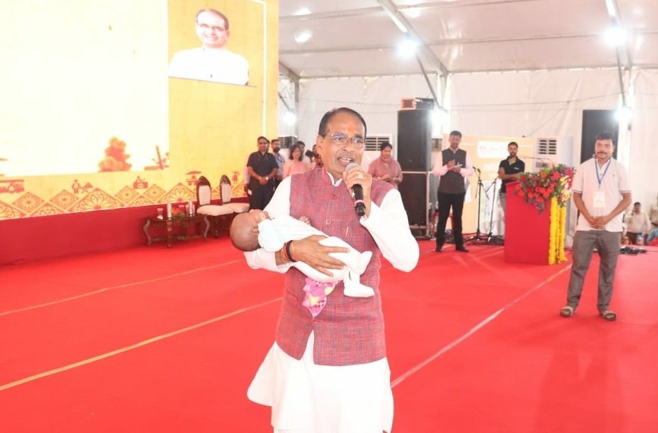 नन्हें बच्चे को गोद में लिए सीएम शिवराज