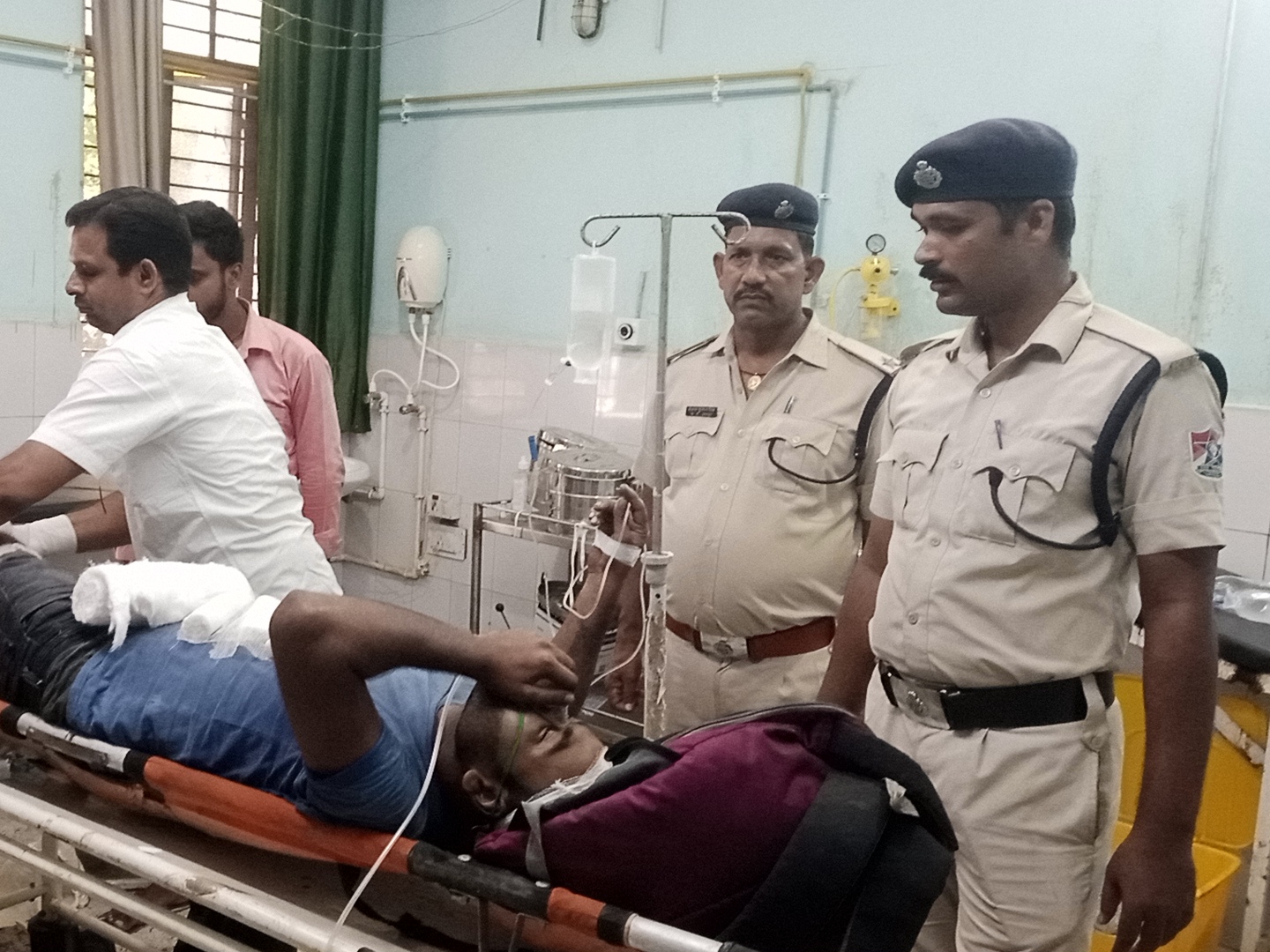 क्यूल रेलवे स्टेशन पर ट्रेन पकड़ने के दौरान पैर फिसला, पटना रेफर | Madhubani  youth injured after falling from train in Lakhisarai, Foot slips while  catching train at Kiul railway station, Patna