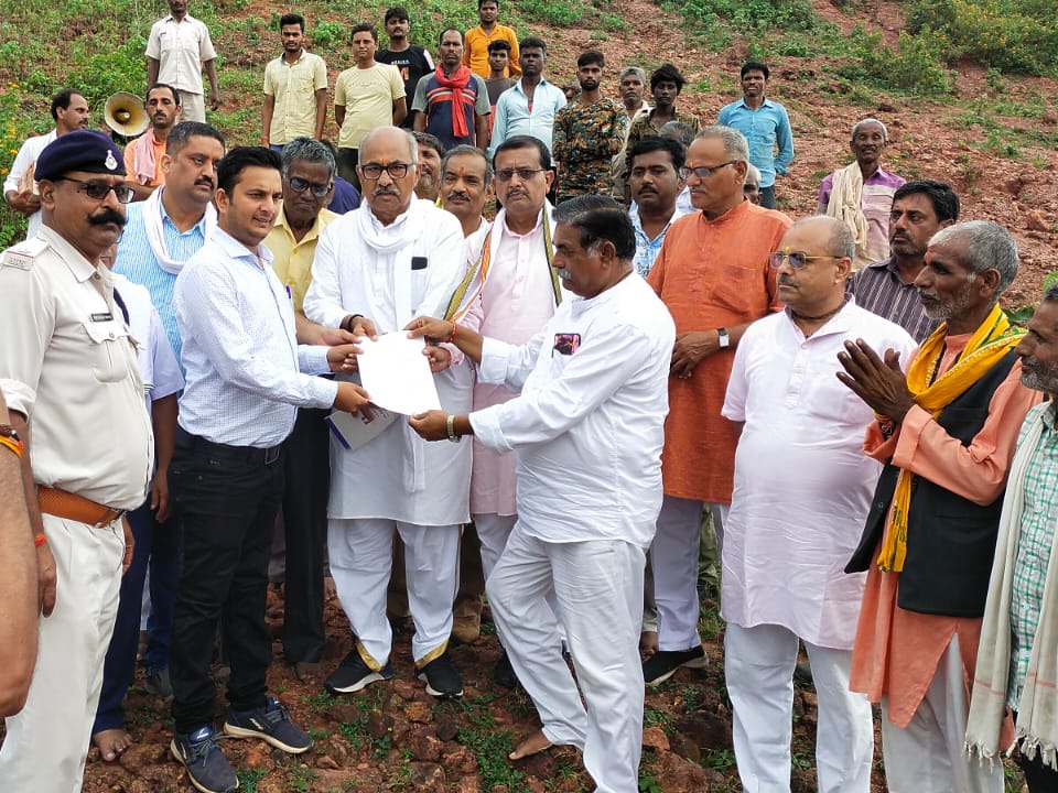 तहसीलदार को ज्ञापन सौंपते पर्यावरणीय प्रेमी