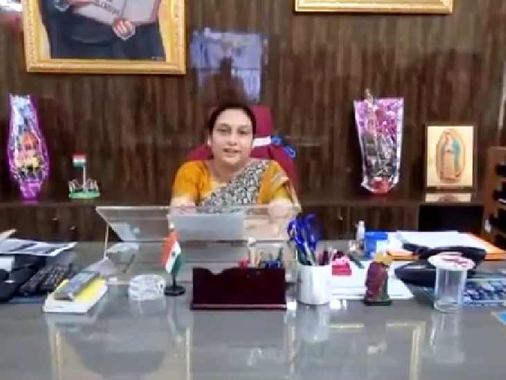 हेड मिस्ट्रेस विशाखा सिन्हा ने अपने पद से इस्तीफा दे दिया है।