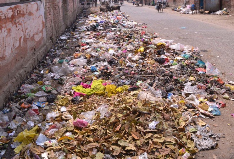 35 tons of garbage rot in the streets and drains of the city | अयोध्या ...