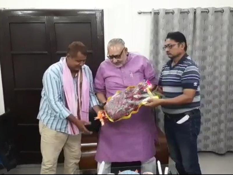 केंद्रीय मंत्री को पुष्पगुच्छ देते लोग।