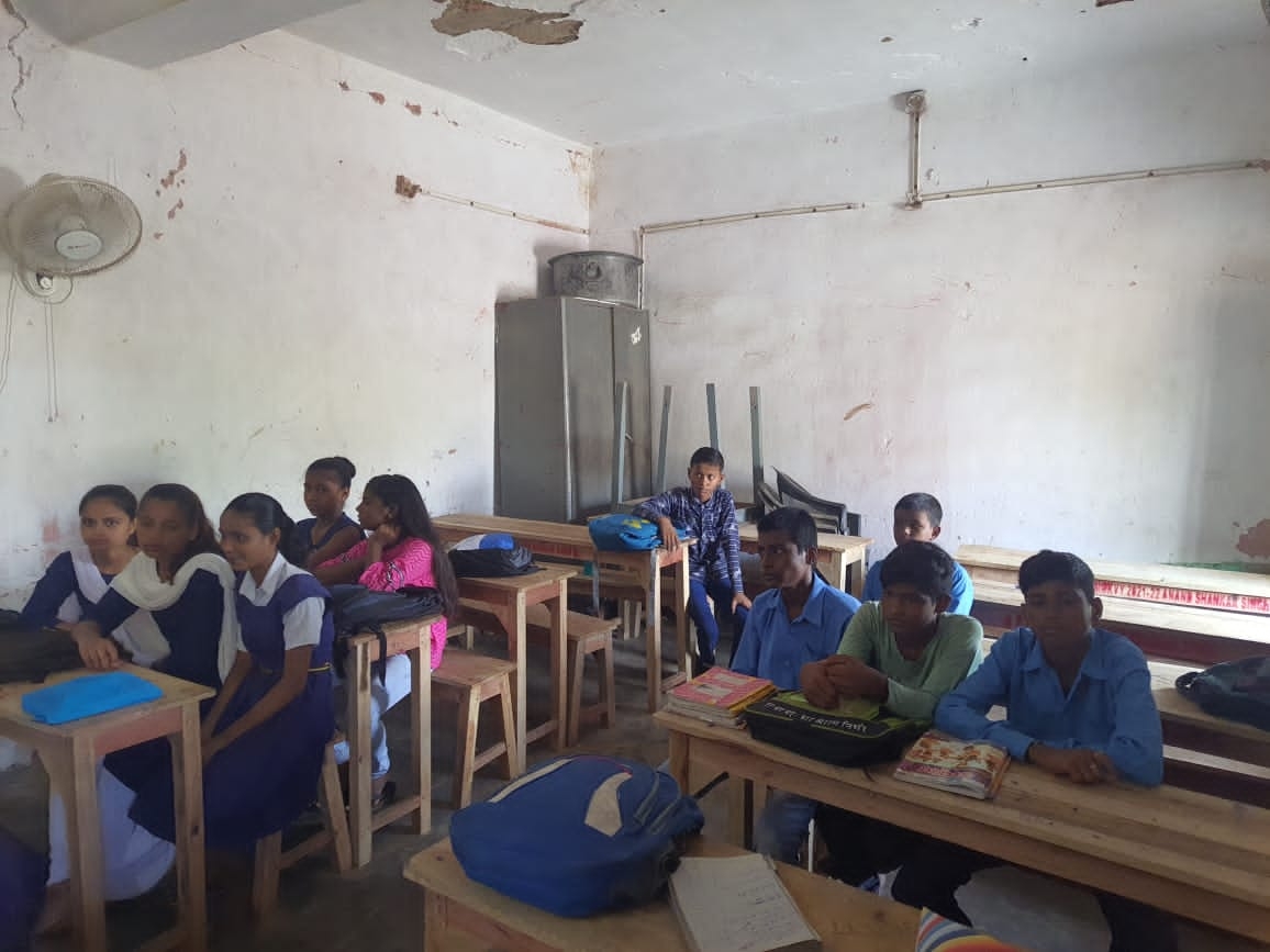 क्लास की जर्जर छत।