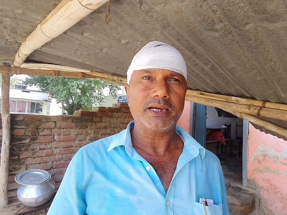 एस्बेस्टस गिरने से टीचर का सिर फटा।