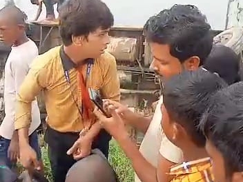 बस में घायल हुए बच्चे।