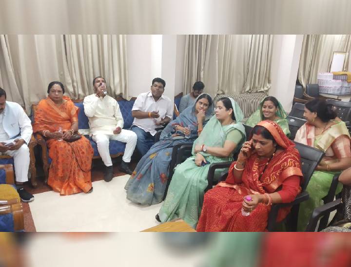 गोविंदपुरा विधानसभा में बीजेपी के 17 पार्षद जीते हैं। इनमें से एक पार्षद सुरेंद्र बाडिका मीटिंग में मौजूद नहीं रहे। बाकी, 16 पार्षद मौजूद थे।
