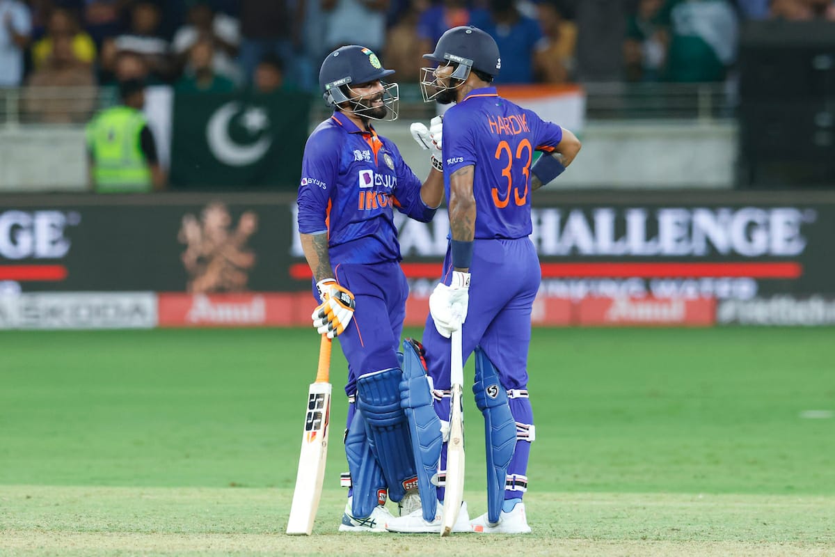 28 सितंबर को हुए मैच में पाकिस्तान आखिरी 3 ओवरों में स्लो ओवर रेट की वजह से बाउंड्री पर 4 ही फील्डर तैनात कर पाया। इन 3 ओवरों में रवींद्र जडेजा और हार्दिक पंड्या ने ताबड़तोड़ बैटिंग करते हुए मैच पाकिस्तान से छीन लिया था।