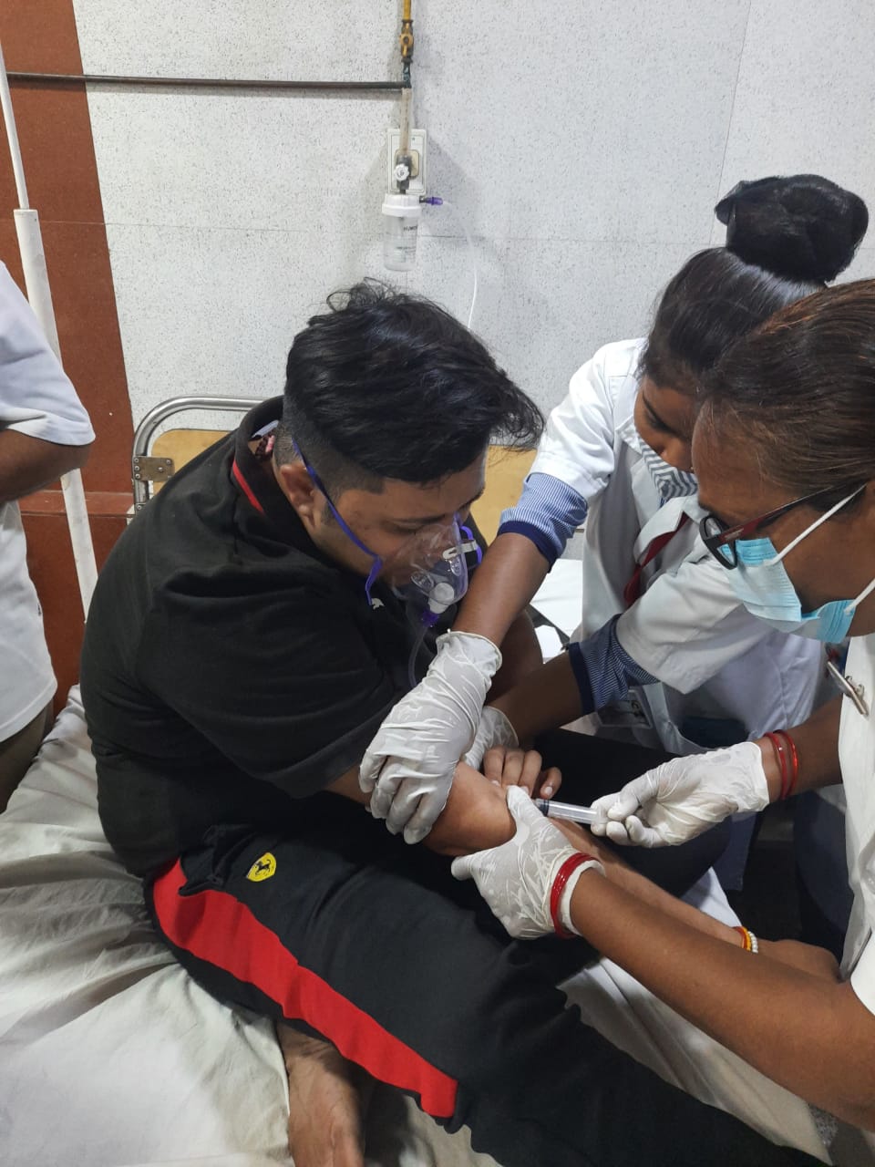 फायर ब्रिगेड के साथ आए चंद्रेश 4 लोगों को रेस्क्यू कर, धुंए से बेहोश हो गए।