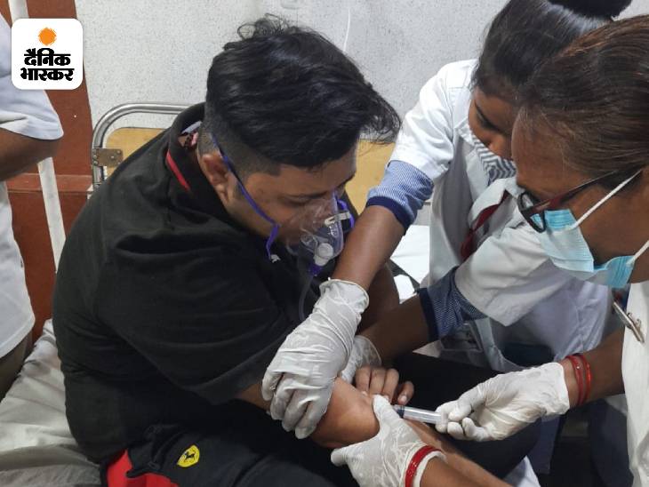5 घंटे के रेस्क्यू में तीसरी मंजिल पर 2 शव और मिले, मृतकों की संख्या 4; खिड़कियां तोड़ 10 को बचाया | Lucknow Hazratganj Hotel Fire Rescue Operation Update | Lucknow News 5 नोएडा के हंस कौशिक की है। में दिक्कत के बाद उन्हें ऑक्सीजन दी जा रही है।