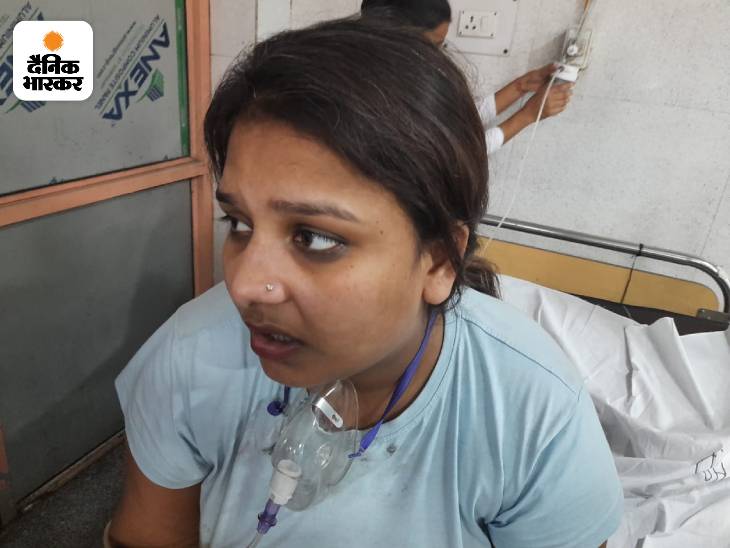 5 घंटे के रेस्क्यू में तीसरी मंजिल पर 2 शव और मिले, मृतकों की संख्या 4; खिड़कियां तोड़ 10 को बचाया | Lucknow Hazratganj Hotel Fire Rescue Operation Update | Lucknow News 6 मोना चौधरी की है। सिविल अस्पताल में भर्ती कराया गया है। बाद काफी घबराई हुईं हैं।